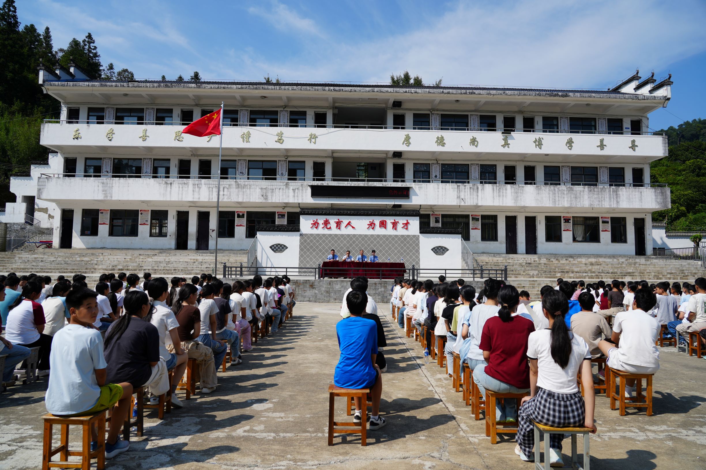 婺源县人民检察院开展“法润童心护成长，红色传承育新人”主题活动