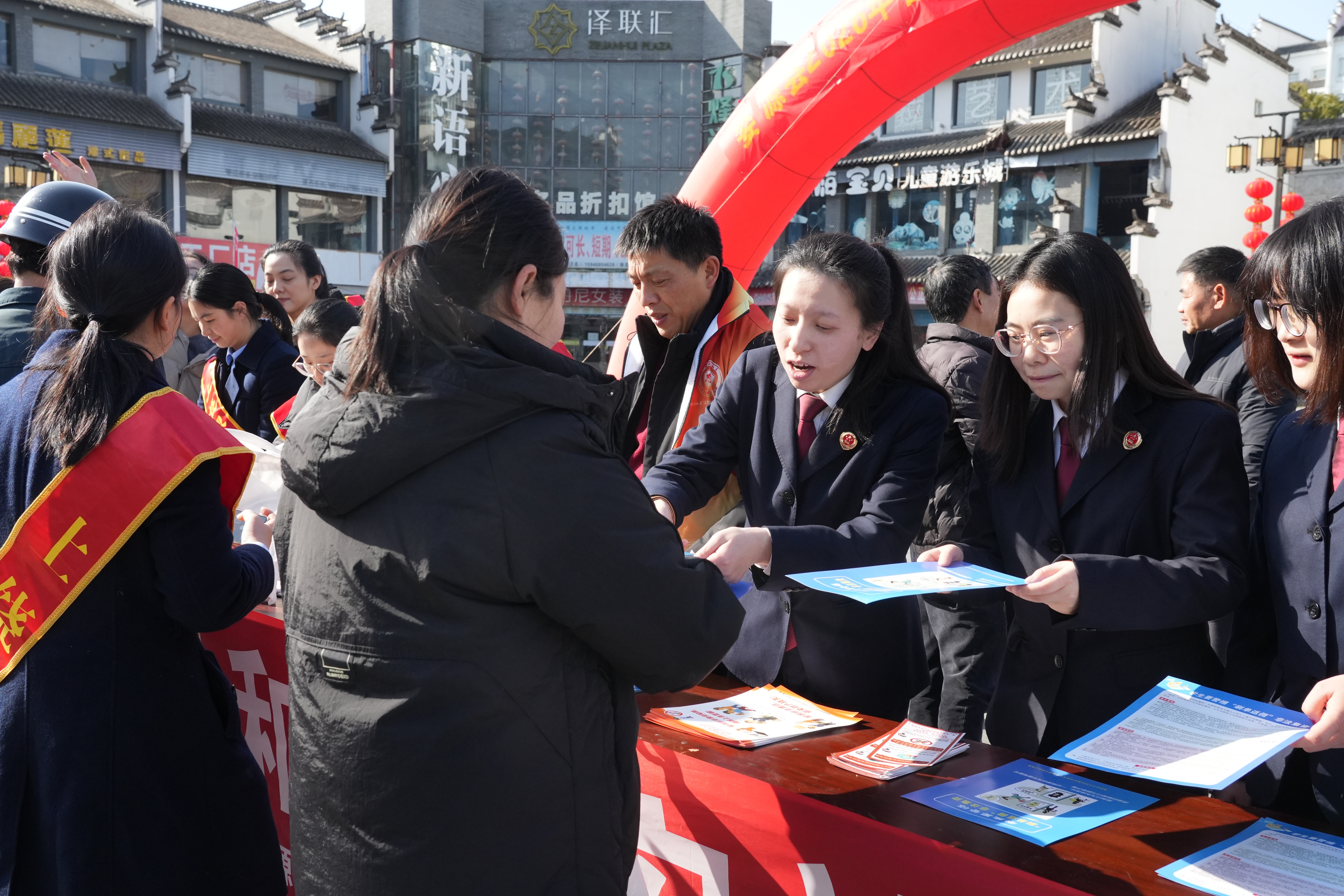 守护“钱袋子”过好安心年｜婺源县人民检察院开展防范非法金融宣传活动